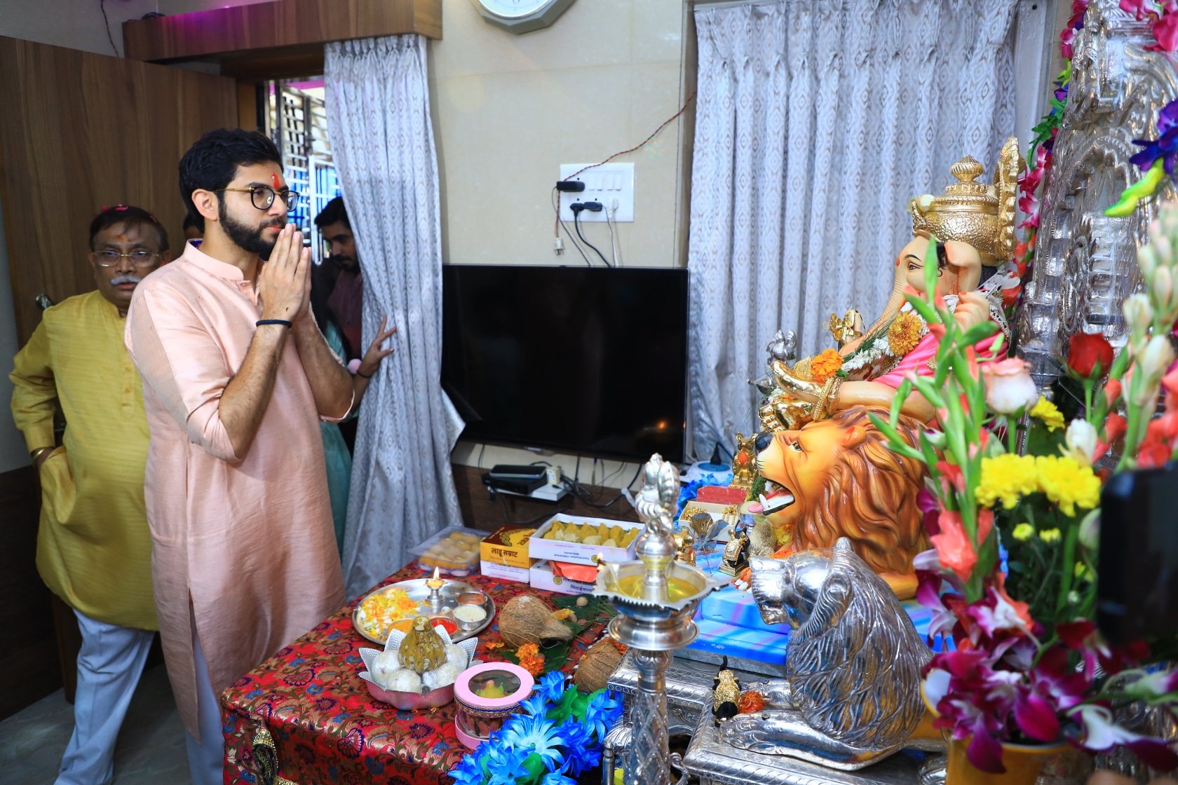 Ganesh Utsav 2022 Shiv Sena Leader Aditya Thackeray Visited Various Supporters home and Lalbagh Cha Raja With Ex CM Uddhav Thackeray