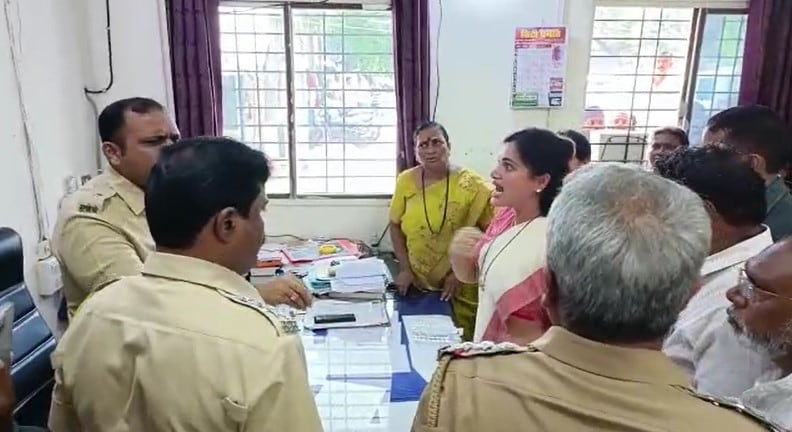 या वादात राणांनी 'डीसीपी साहेब तुम्ही मला शिकवू नका' असं वक्तव्य केलं.