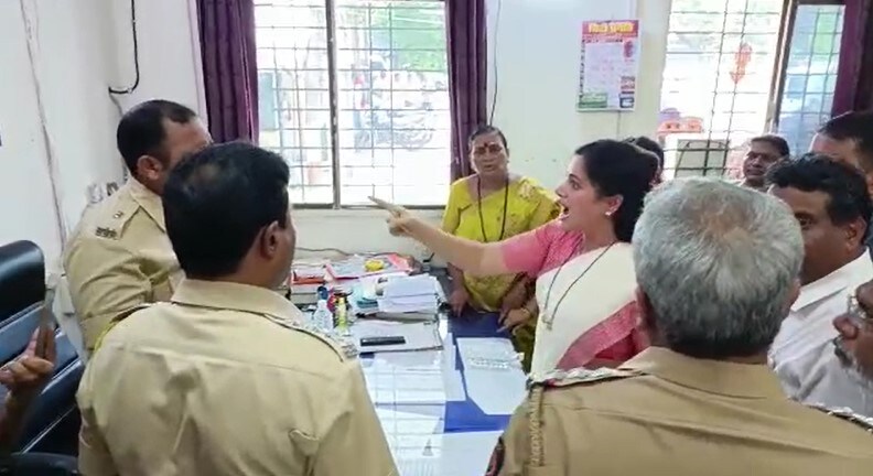 त्यावेळी पोलीस व नवनीत राणा यांच्यामध्ये वाद होऊन तणावपूर्ण वातावरण तयार झालं.