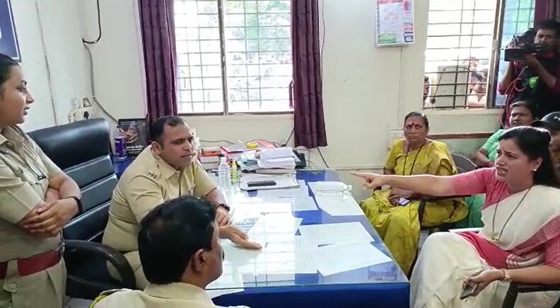 अमरावतीत खासदार नवनीत राणा आणि अमरावती पोलिसांमध्ये शाब्दिक बाचाबाची झाल्याचं बुधवारी (७ सप्टेंबर) पाहायला मिळालं.