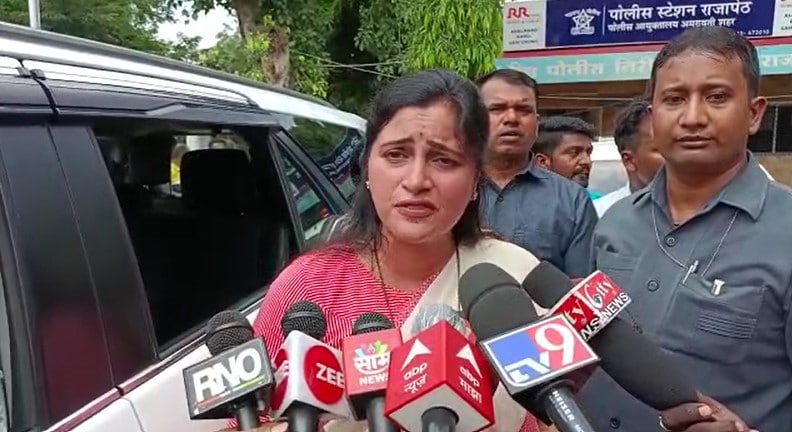 नवनीत राणा यांनी राजापेठ पोलिस स्टेशनचे ठाणेदार मनीष ठाकरे यांच्यावर त्यांचा फोन रेकॉर्ड केल्याचा गंभीर आरोप केला.
