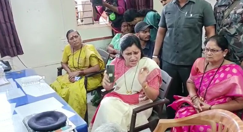 दरम्यान नवनीत राणा यांनी पीडित मुलीच्या आईला आपल्यासोबत घरी नेले.
