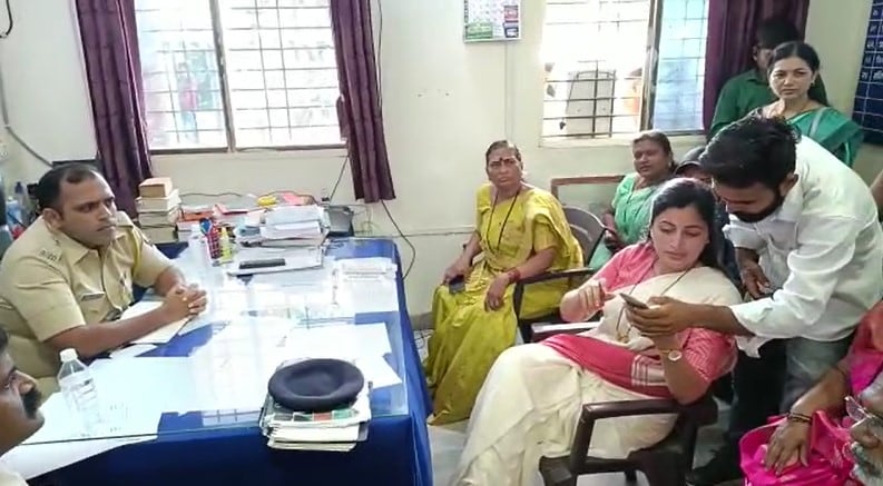 गेल्या १० दिवसातील ही पाचवी घटना असल्याचा आणि पोलीस तातडीने कारवाई करत नसल्याचा आरोप नवनीत राणांनी केला.