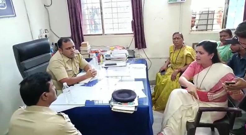 तुम्हाला सरकारने आमचे रेकॉर्ड करण्याचे आदेश दिले आहेत का? असाही सवाल राणांनी केला.