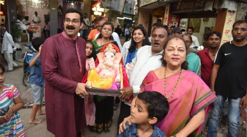 नितीन गडकरी यांच्या निवासस्थानी देखील बाप्पांचं मोठ्या उत्साहात स्वागत करण्यात आलं.
