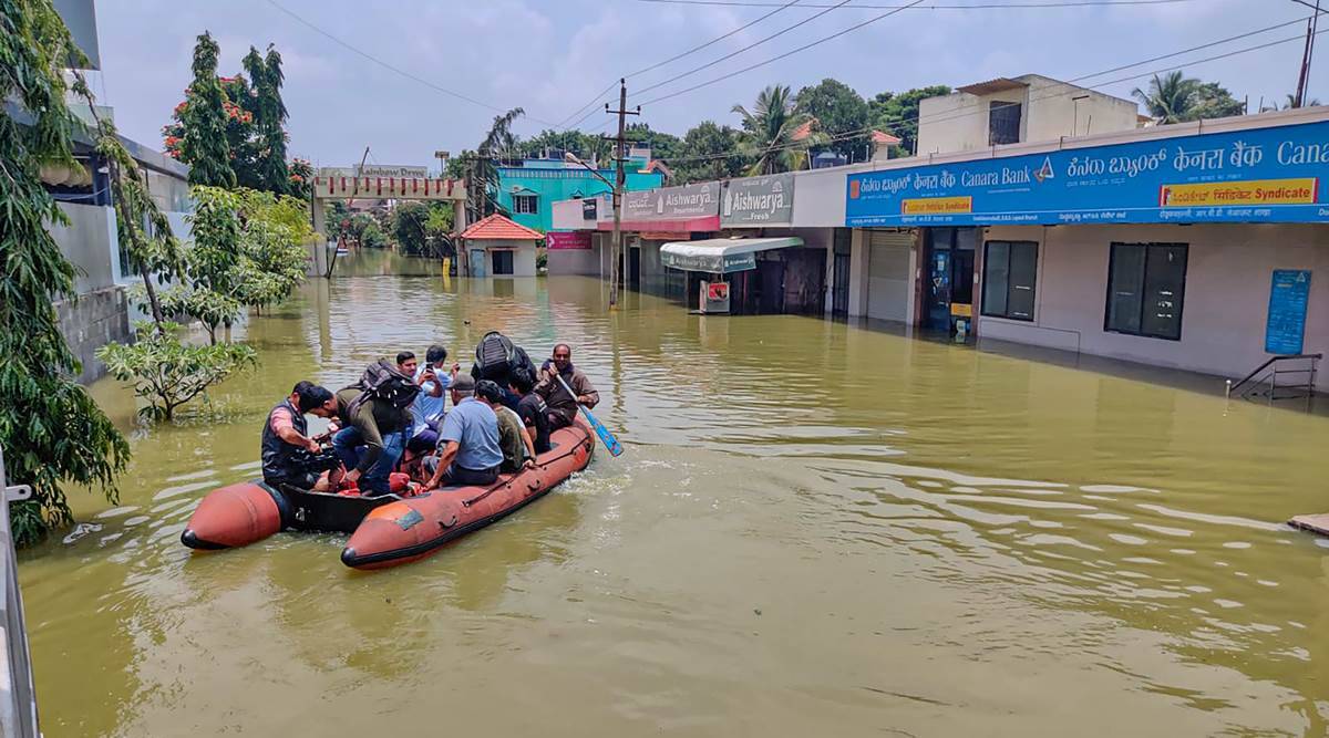 बचाव पथकाकडून पुरात अडलेल्या लोकांना सुरक्षित स्थळी हलवण्यात येत आहे.