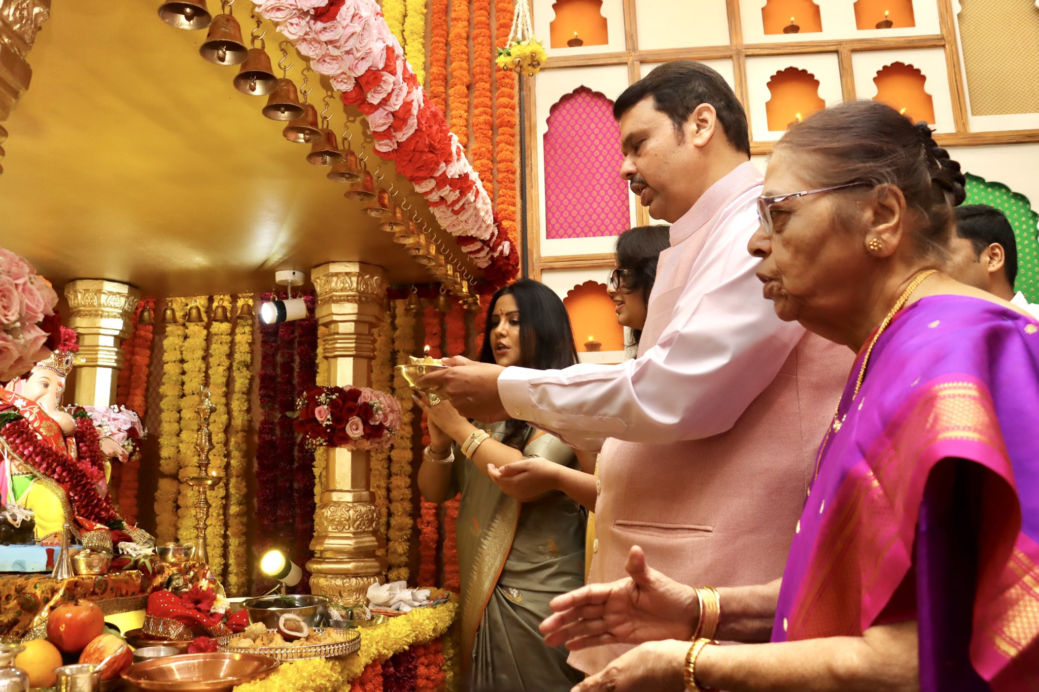 Ganpati utsav 2022 dcm devendra fadnavis reached cm eknath shindes home PM Modi vist Piyush Goyal home on ganesh chaturthi