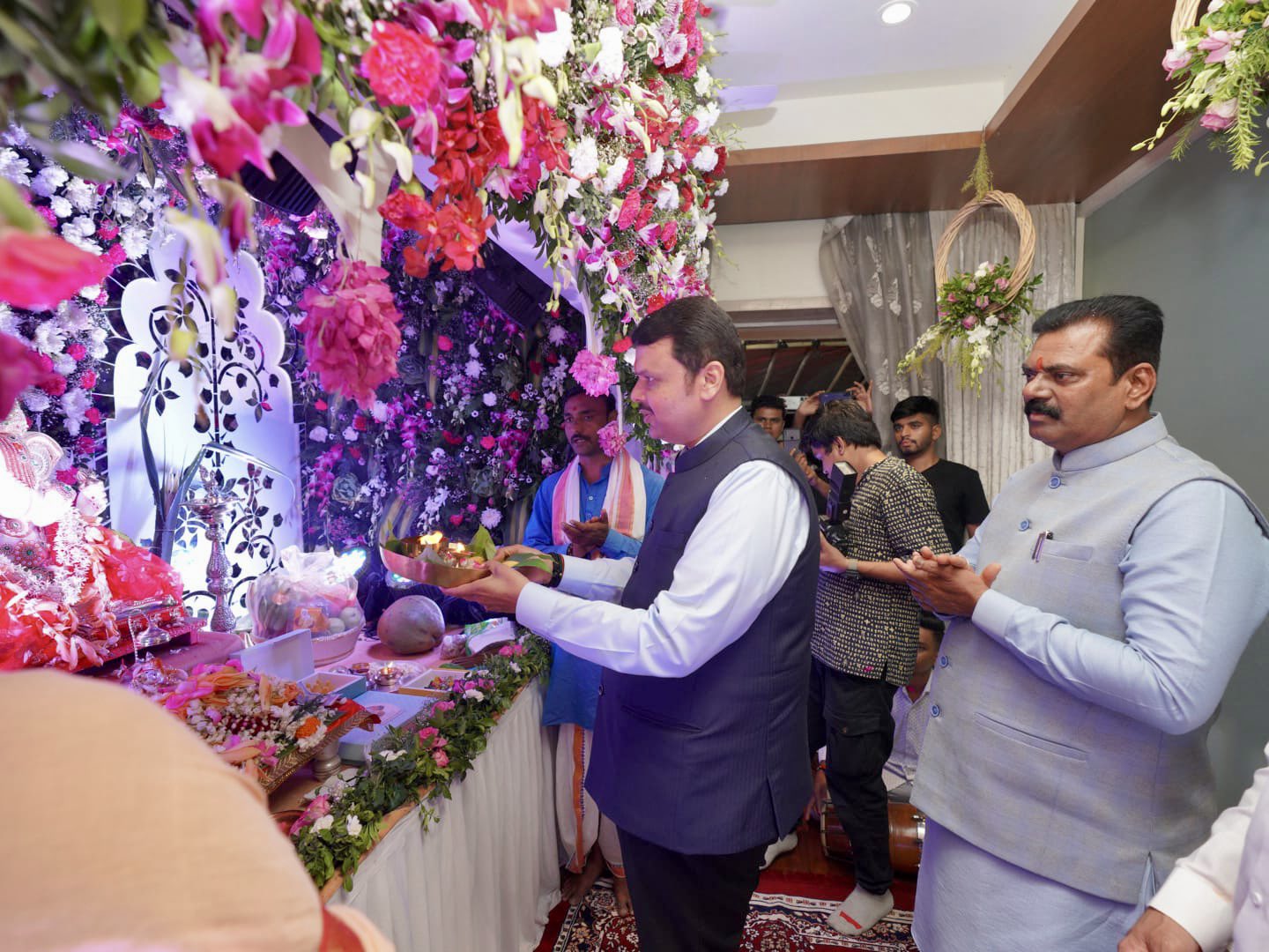 Ganpati utsav 2022 dcm devendra fadnavis reached cm eknath shindes home PM Modi vist Piyush Goyal home on ganesh chaturthi