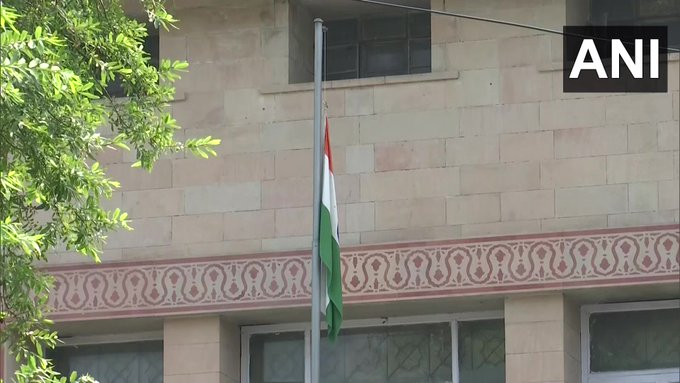 वायू दलाच्या मुख्य कार्यालयातही राष्ट्रध्वज अर्ध्यावर फडकवण्यात आला.