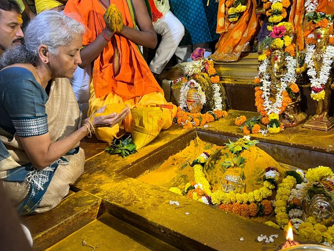 मंदिरातील गाभाऱ्यात निर्मला सीतारमण यांच्या हस्ते पूजा करण्यात आली.