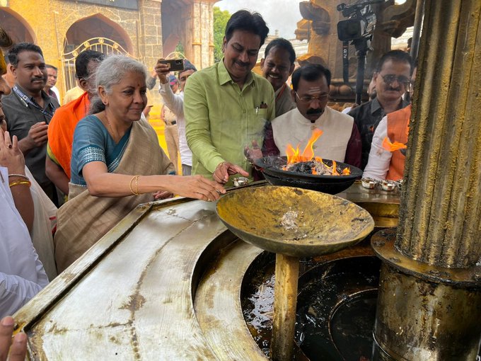 यावेळी त्यांच्यासोबत इंदापूरचे माजी आमदार हर्षवर्धन पाटील हेदेखील उपस्थित होते. 