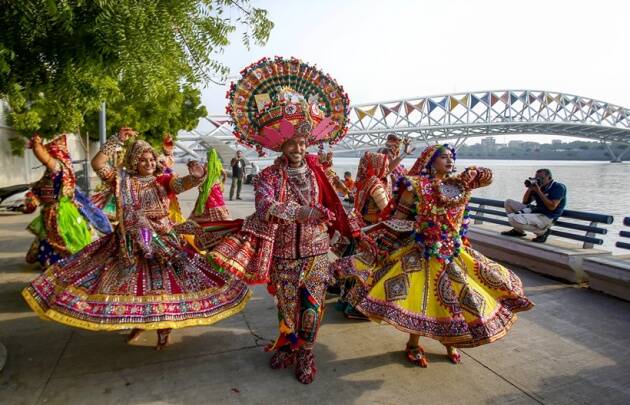 अहमदाबाद येथे नवरात्री उत्सवाच्या आधी, पुरुष आणि स्त्रिया गरबा, गुजरातचे पारंपारिक नृत्य करताना. (AP)