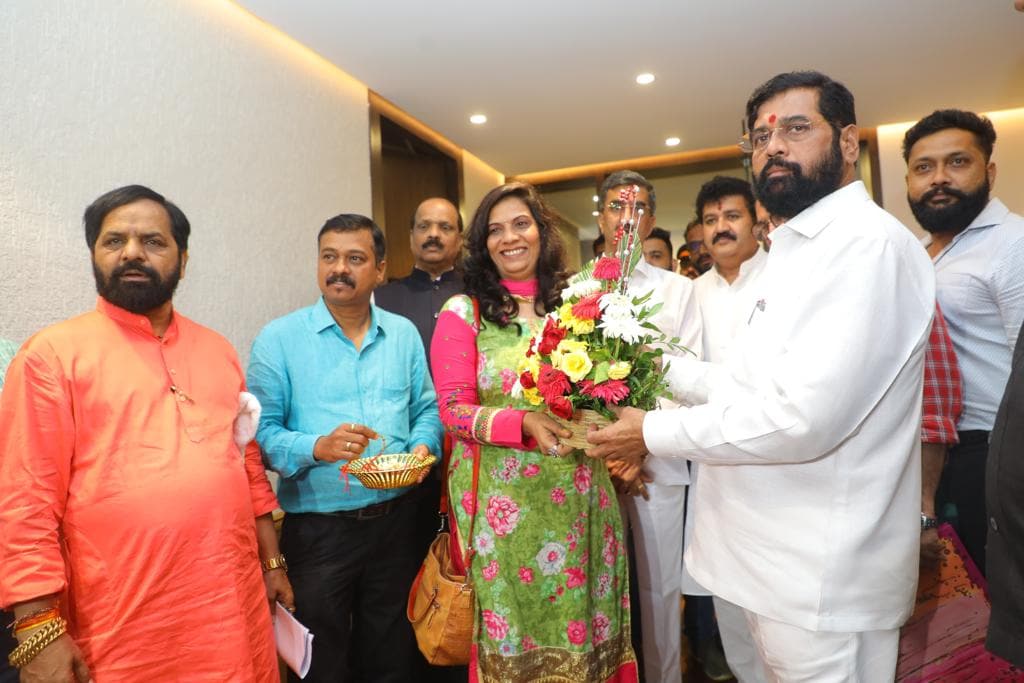 Vamanrao Mahadik Daughater Hemangi Mahadik Meets Chief Minister Eknath Shinde 