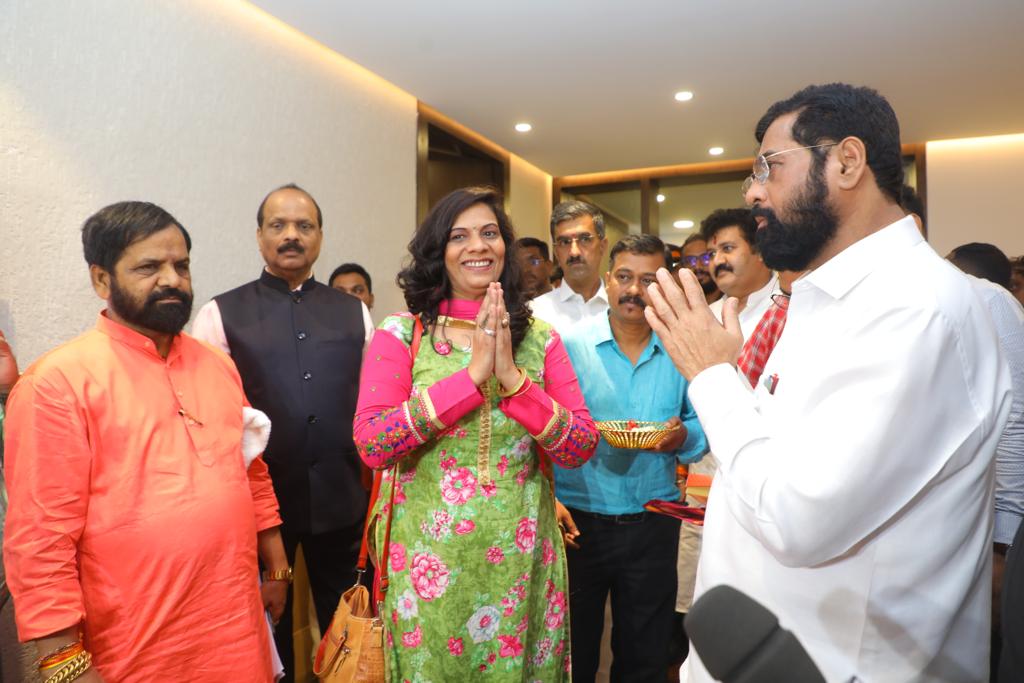 Vamanrao Mahadik Daughater Hemangi Mahadik Meets Chief Minister Eknath Shinde 