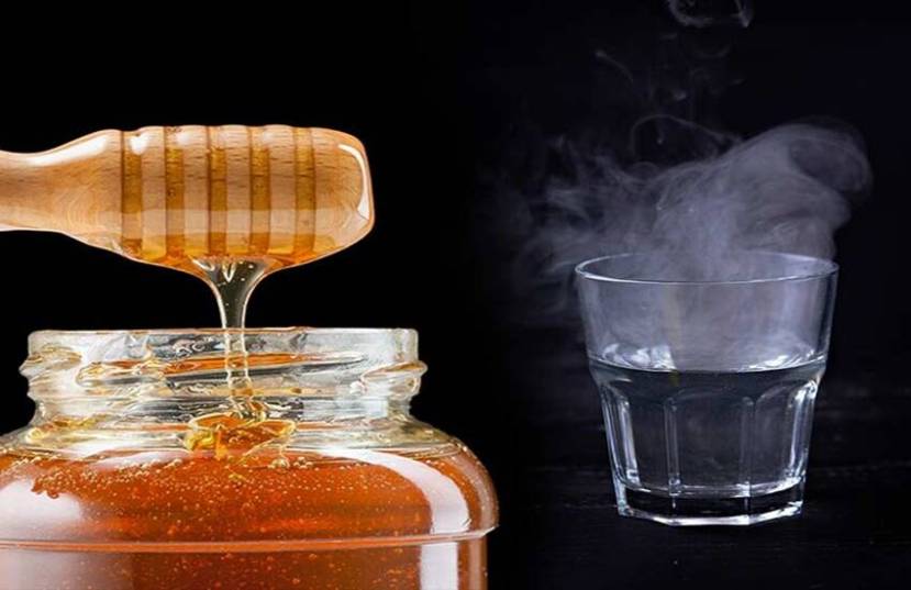 मध आणि दालचिनीच्या सेवनानेही वजन कमी करता येते. अशा स्थितीत पाणी गरम केल्यानंतर त्यात दालचिनी पावडर टाकून उकळी आल्यावर पाणी गाळून कपमध्ये ठेवा. आता एक चमचा मध मिसळा आणि केलेला चहा प्या.