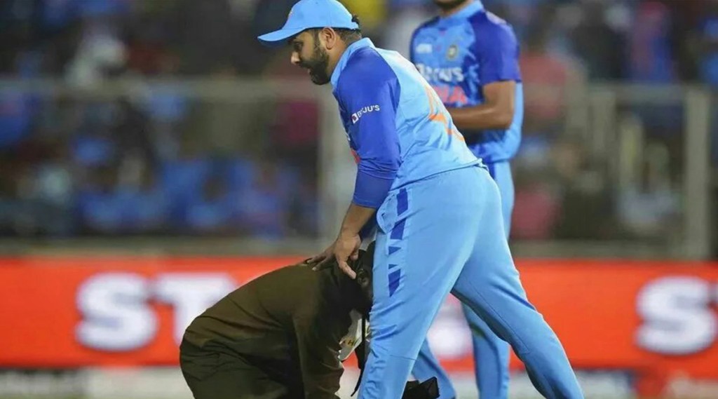 IND vs SA: Fan broke security and came straight to Rohit Sharma's feet during yesterday's match, Read...