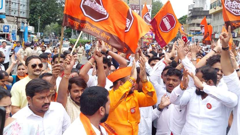 पुणे जिल्हाधिकारी कार्यालयासमोर काल (शुक्रवार) पॉप्युलर फ्रंट ऑफ इंडिया(पीएफआय)च्या आंदोलनावेळी काहींनी 'पाकिस्तान जिंदाबाद' अशा घोषणा दिल्याचा प्रकार समोर आला. याच्या निषेधार्थ आज मनसेकडून आक्रमक भूमिका घेण्यात आली. (सर्व फोटो-सागर कासार)