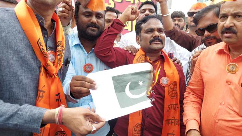 तर काहींनी पाकिस्तानच्या झेंड्याचे पोस्टर जाळून संताप व्यक्त केला.