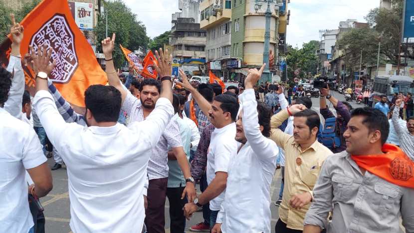 यावेळी मनसे कार्यकर्त्यांकडून रास्ता रोकोचाही प्रयत्न झाला.