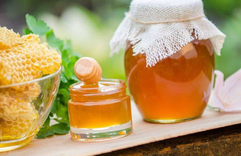 दुसरीकडे, मध फ्रक्टोजमध्ये समृद्ध आहे, जे तुमच्या मेंदूला चरबी-बर्निंग हार्मोन्स तयार करण्यास अनुमती देते. त्यामुळे वजन कमी करण्यासाठी साखरेची जागा सेंद्रिय मधाने घ्यावी.