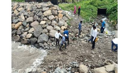 Clean up campaign at Uran Pirwadi beach