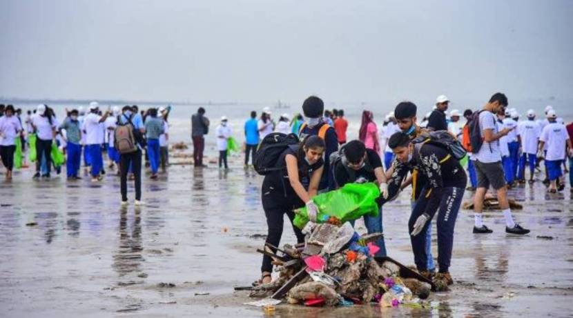 बॉलिवूड सेलिब्रेटी, राजकीय नेत्यांसह सामान्य नागरिकांकडून मुंबईतील समुद्र किनारे स्वच्छ करण्यासाठी पुढाकार घेतला जात आहे.