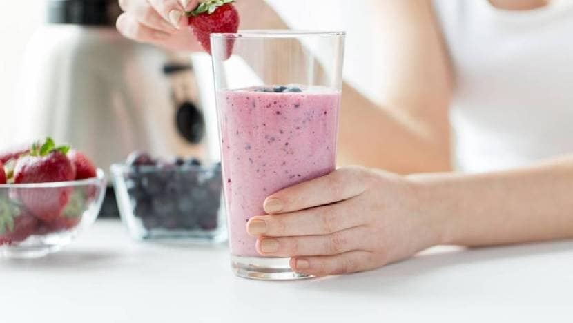 Smoothies For Weight Loss: डाएटिंग करताना काय खावे जे आरोग्यदायी आहे आणि ज्यामुळे लठ्ठपणा कमी होतो हे तुम्हाला समजत नसेल तर तुमच्यासाठी एक रामबाण उपाय आहे. यासाठी स्मूदी हा उत्तम पर्याय आहे. तुम्ही दररोज फ्रूट स्मूदी पिऊ शकता, यामुळे तुम्ही दिवसभर सक्रिय आणि उत्साही राहाल आणि तुमचे वजनही कमी होईल.