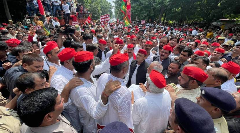 देशातील बरोजगारी आणि महागाईविरोधात समाजवादी पक्ष आक्रमक झाला आहे. समाजवादी पक्षाचे अध्यक्ष आणि उत्तर प्रदेशातील विरोधी पक्षनेते अखिलेश यादव यांच्या नेतृत्वात हा मोर्चा काढण्यात आला.