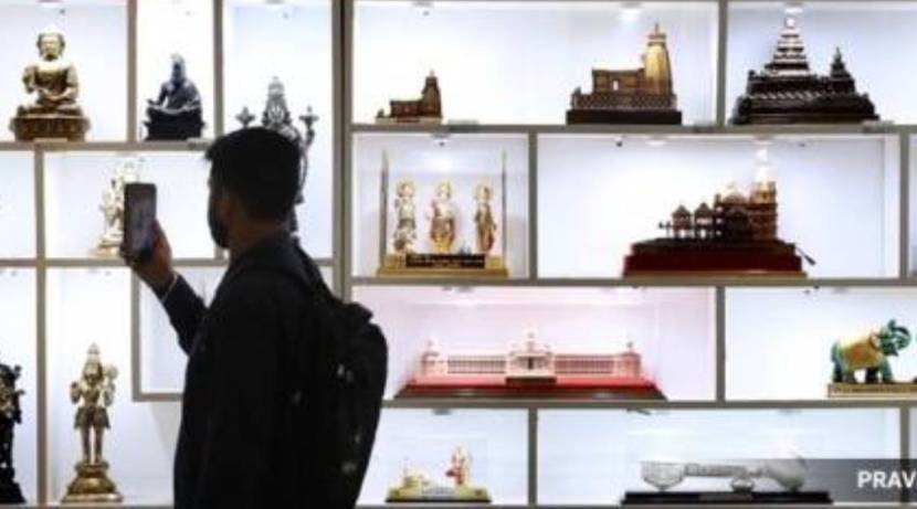 या प्रदर्शनात १२०० मौलवान वस्तू ई-लिलावासाठी ठेवण्यात आल्या आहेत. यामध्ये अयोध्येतील राम मंदिर आणि काशी विश्वनाथ मंदिरांच्या प्रतिकृतींचादेखील समावेश आहे.(फोटो सौजन्य- प्रवीण खन्ना, एक्स्प्रेस)