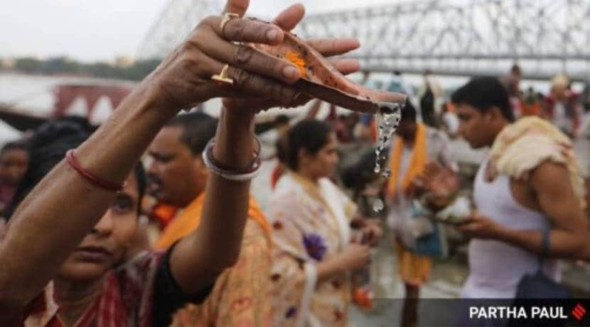 पितृपक्ष अशुभ मानला जातो. या काळात श्राद्ध किंवा अंत्यविधी केले जातात. या दरम्यान लोक नैवेद्य दाखवून पितरांचे स्मरण करतात.(फोटो सौजन्य-पार्था पॉल, एक्स्प्रेस)