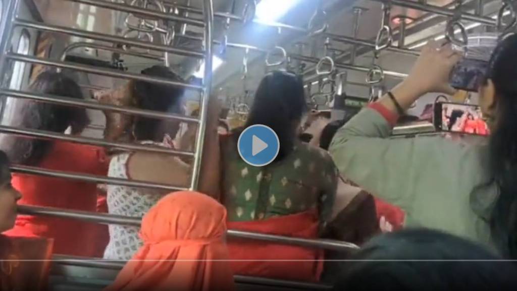 Garba-In-Mumbai-Local-Train