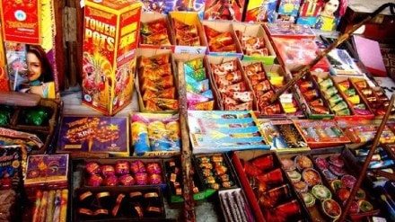 Action stocking of firecrackers without license 43 lakh 27 thousand stock illegal, a case has been registered ulhasnagar