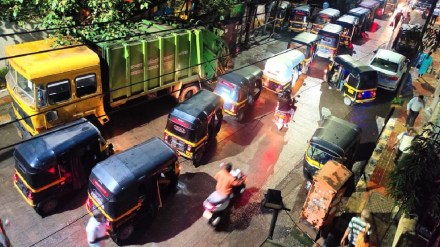 Due to narrow roads in Dombivli cities, traffic jams are causing problems for citizens