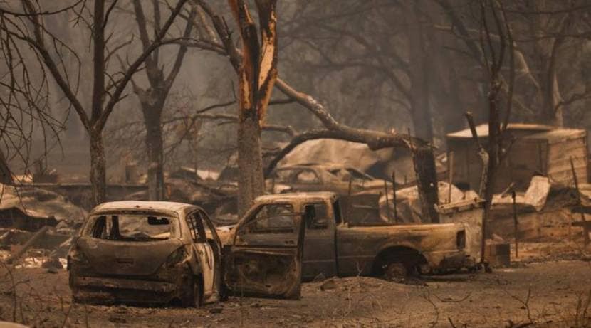 या आगीच्या विळख्यात परिसरातील काही घरे, गाड्या देखील सापडल्या आहेत. यामुळे स्थानिकांचे अतोनात नुकसान झाले आहे.