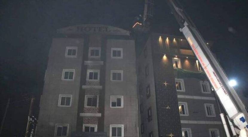 यानंतर हॉटेलमधील कर्मचाऱ्यांनी धूर आणि आग पाहून अग्निशमन दलाला माहिती दिली.