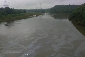 Chemical bleaching on water of river Bhatsa in Kalyan