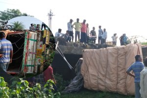 labour vehicle accident one death and two persons injuries in kalamb babhulgaon road yavatmal