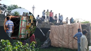 labour vehicle accident one death and two persons injuries in kalamb babhulgaon road yavatmal