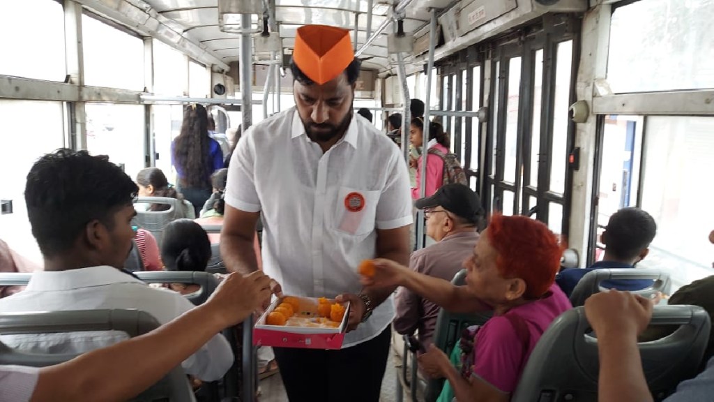 Central government ban on PFI organization MNS celebrating by distributing laddu alka talkies chowk pune