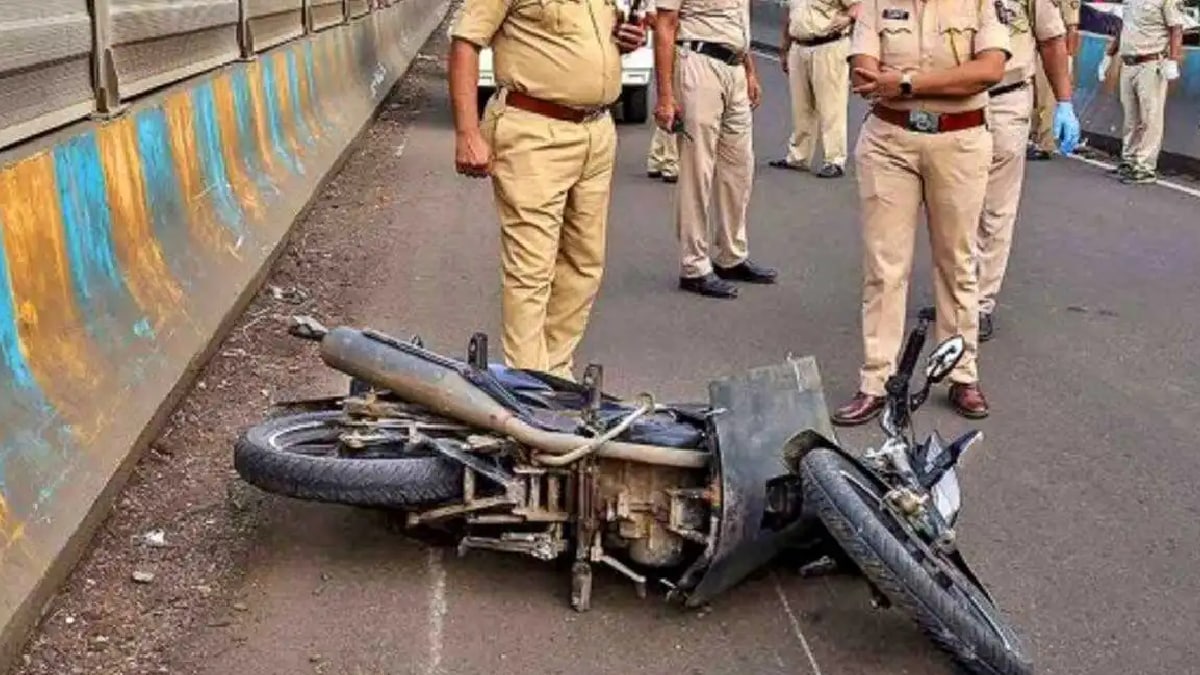 Bike rider dies after hitting flyover curb at Nalstop Chowk pune