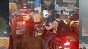 heavy traffic jam kalyan city People suffering journey of three minutes takes one and half hour traffic police