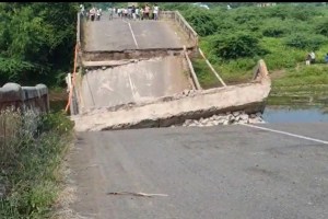 Bridge collapsed state highway Nandurbar district msrtc bus vehicles dhanora isainagar gujarat traffic divert