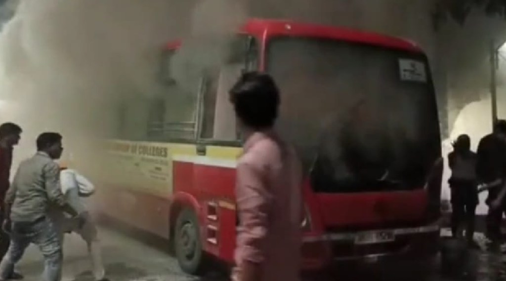 कल्याण मधील मेट्रो माॅल समोर नवी मुंबई परिवहनच्या बसला आग ; जीवित हानी टळली, बस आगीत जळून खाक
