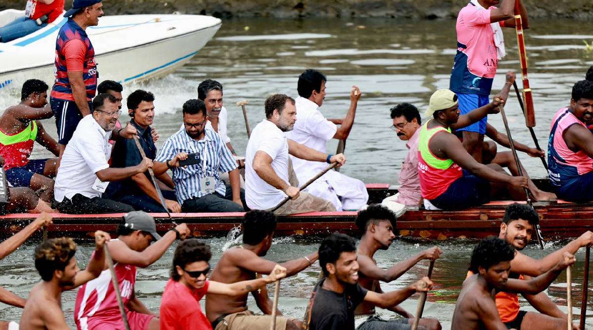 केरळच्या पुननमदा तलावात राहुल गांधी चप्पूने स्नेक बोट हाकत आहेत. स्नेक बोट शर्यत हा केरळमधील पारंपरिक खेळ आहे.