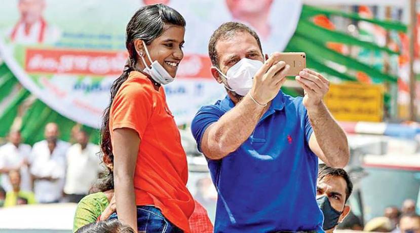 या फोटोत निळ्या टी-शर्टमध्ये राहुल गांधी एका मुलीसोबत सेल्फी घेताना दिसतं आहेत.
