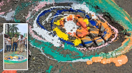 मुंबईच्या रस्त्यांवर पडलेल्या खड्ड्यांकडे लक्ष वेधण्यासाठी वॉचडॉग फाऊंडेशनने नऊ रंगात खड्डे रंगवले आहेत