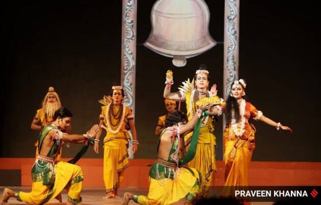 'श्रीराम' या नाटकात पारंपारिक नृत्यांचा समावेश करण्यात आला आहे. 'छऊ' आणि 'कलारीपयात्तू' या नृत्य प्रकारांचे सादरीकरण कलाकारांकडून केले जात आहे.