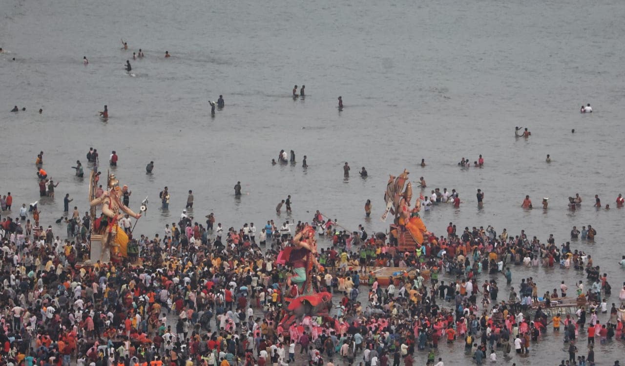 amit thackeray clean dadar chaupati beach after ganpati visarjan