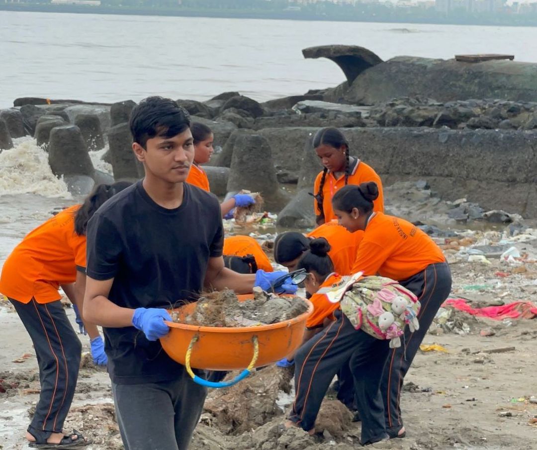 amit thackeray clean dadar chaupati beach after ganpati visarjan