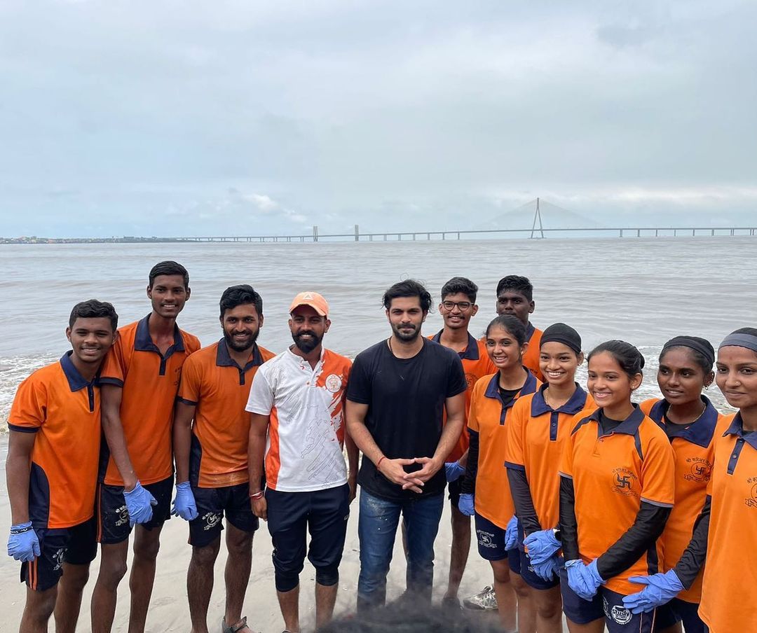 amit thackeray clean dadar chaupati beach after ganpati visarjan